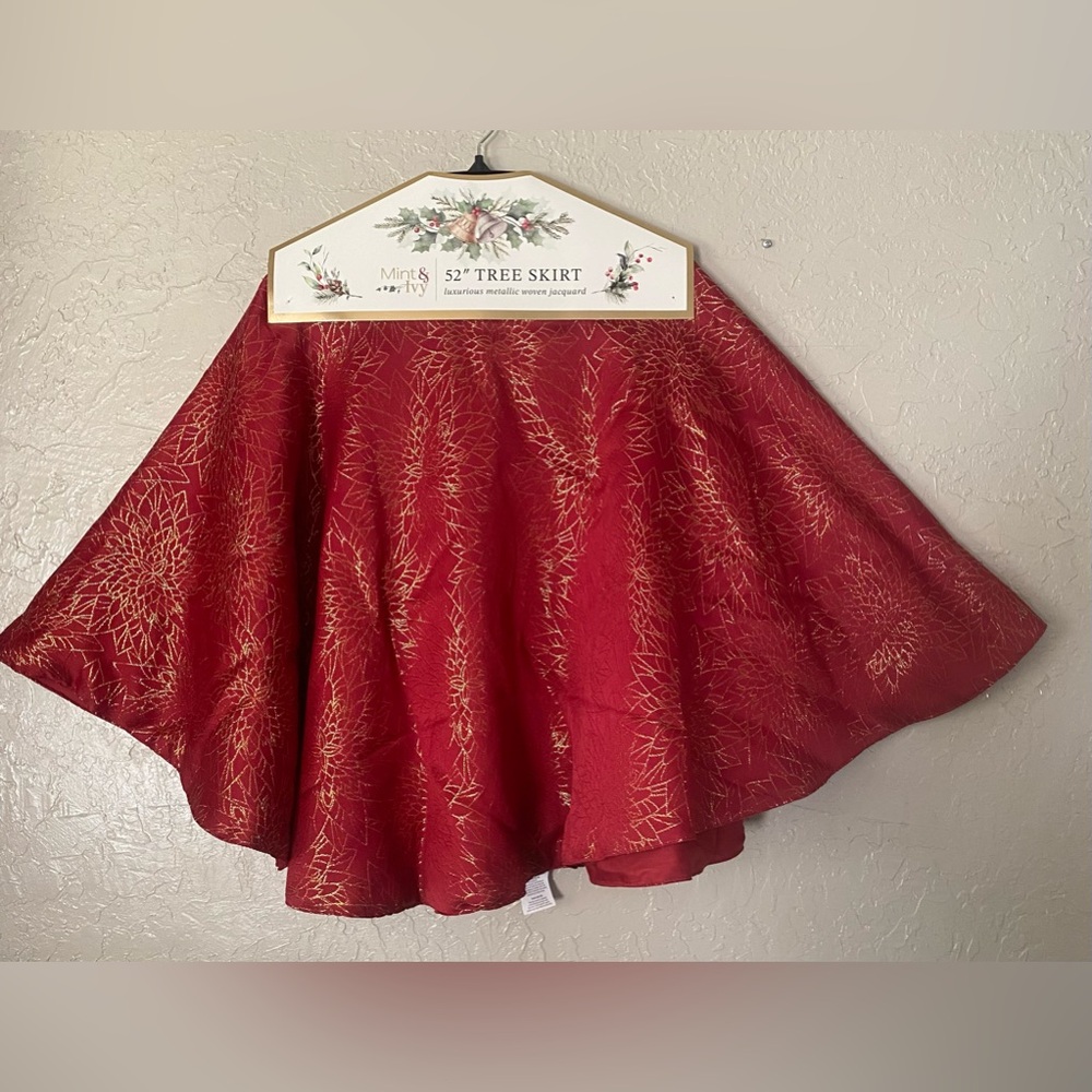 Mint & Ivy  Christmas 52” Red Tree Skirt Luxurious Metallic Woven Jacquard NEW